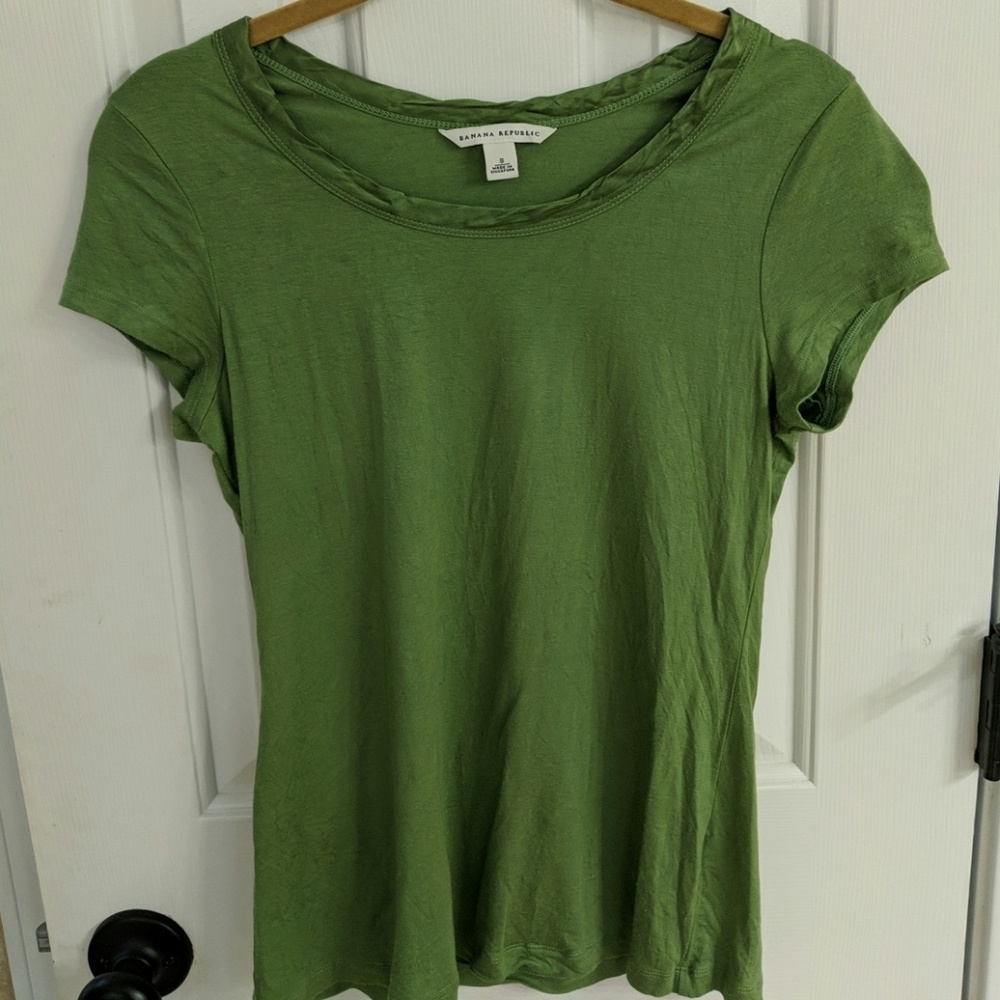 Banana republic green t shirt